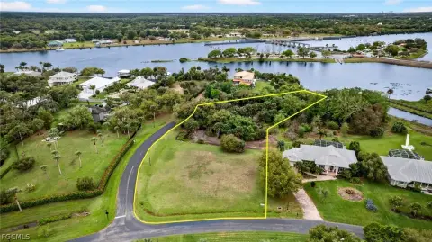 Spacious Homesite Near Caloosahatchee River