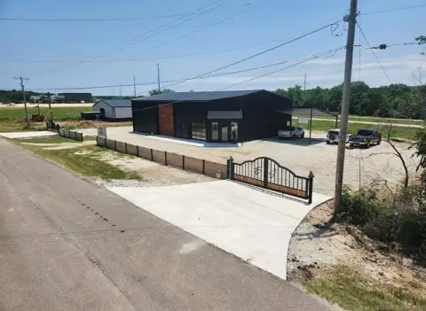 Commercial Building on Highway Frontage