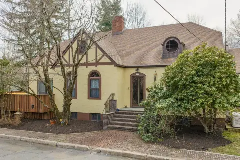 Monticello Two-Unit Queen Anne