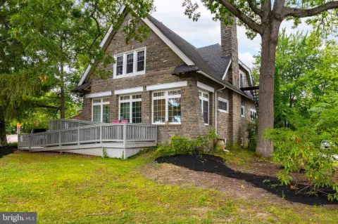 Two-Kitchen Duplex