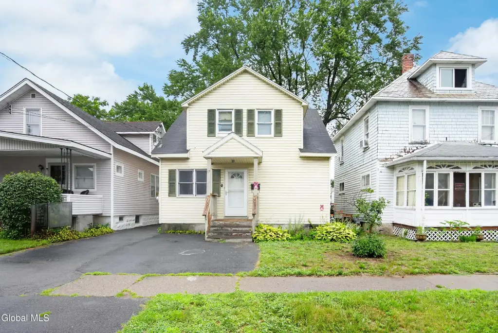 17 Frank St, Schenectady, NY 12304
