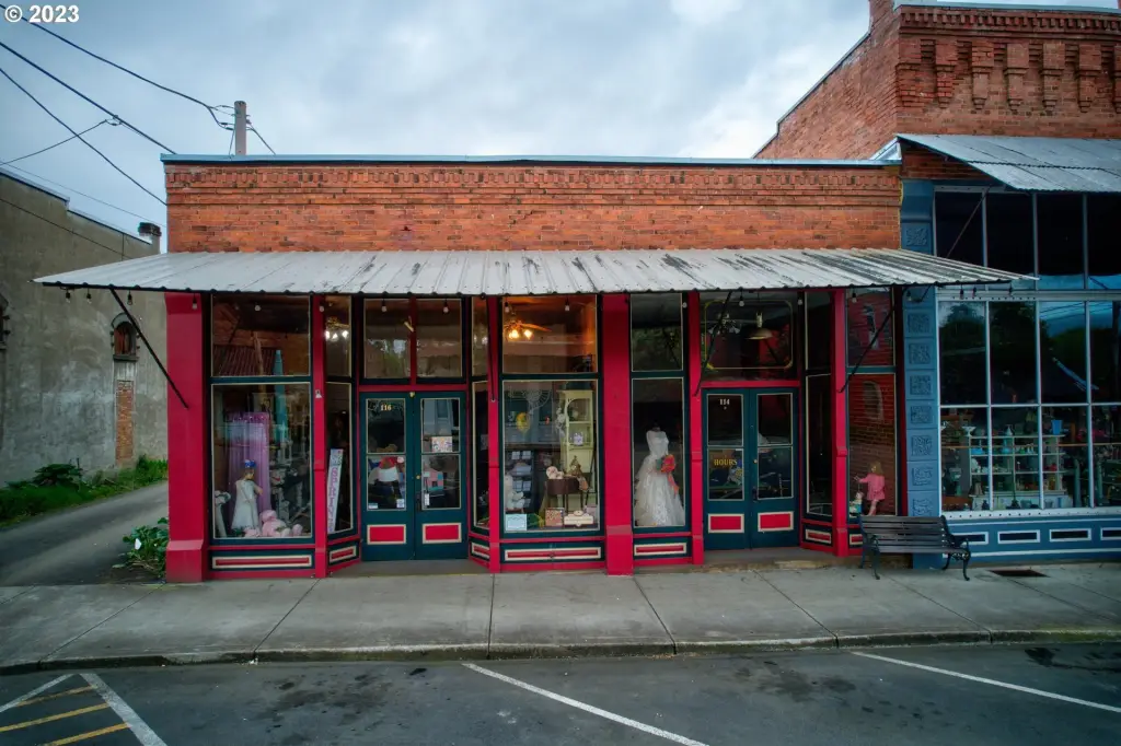 116 SE Locust St, Oakland, OR 97462