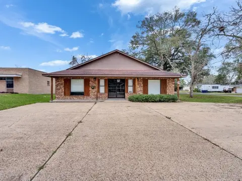 Sweeny, TX Commercial Building