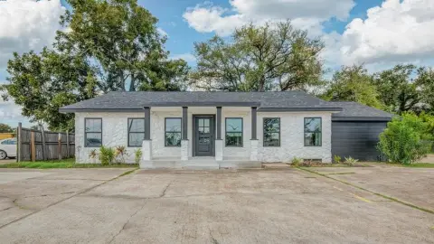 Retail Property in Clute, Texas