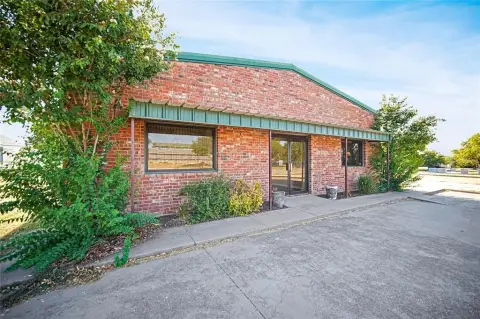 Office and Warehouse in Jacksboro