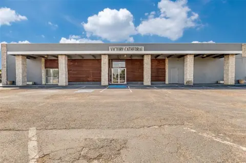 Versatile Commercial Building in Dallas