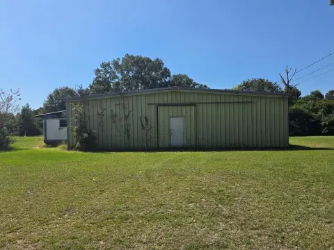 Georgetown Commercial Shop with Lift