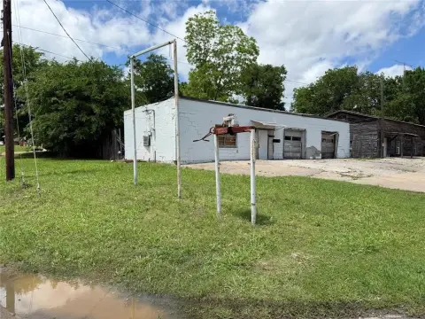 Bonham Shop on Corner Lot