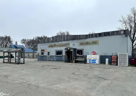 Established Market with Outdoor Amenities