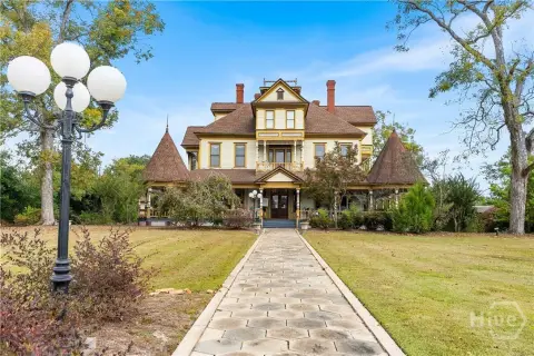 Historic Victorian Inn with Commercial Kitchen