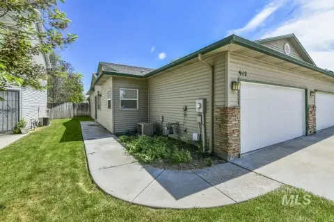 Nampa Townhouse with Garage