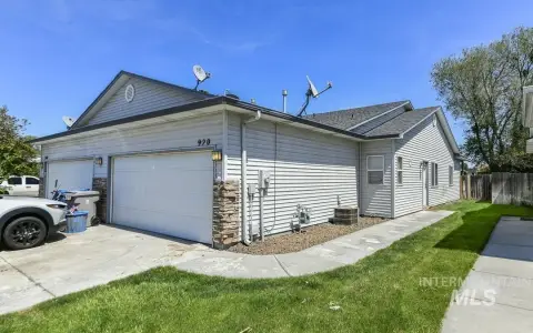 Nampa Townhouse with Garage