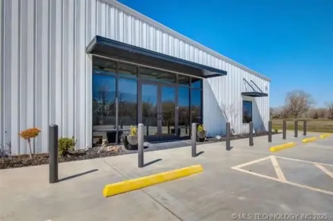 Modern Office/Warehouse in Broken Arrow
