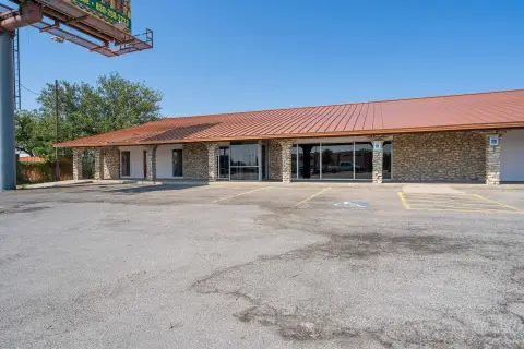Updated Commercial Space in Del Rio