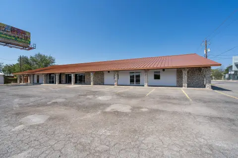 Versatile Retail/Office Space in Del Rio