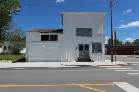Mixed-Use Building in Pine Village
