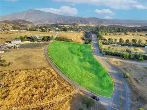 Banning Land with Mountain Views