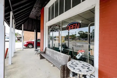 Commercial Building in Amity Square