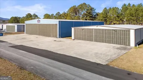 Warehouse/Hangar Adjacent to Airport