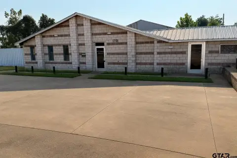 Versatile Commercial Building, Palestine, TX