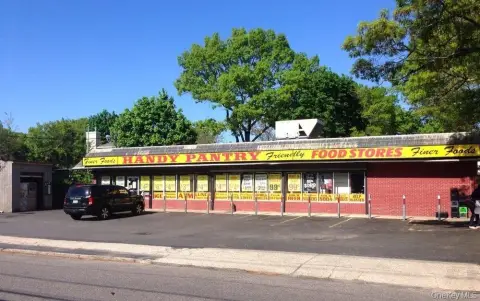 Established Grocery Store in Holbrook