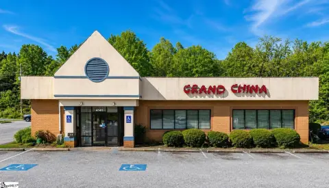 Freestanding Restaurant with Pylon Sign