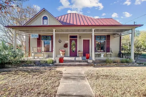Charming Victorian Gem in Fredericksburg
