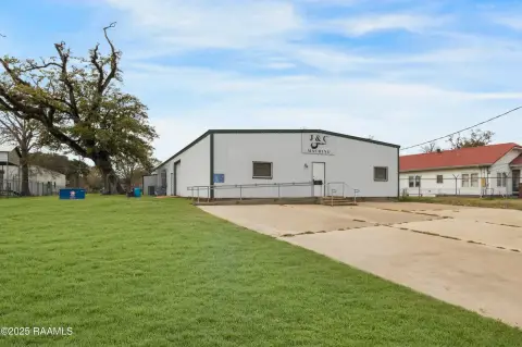 Versatile Commercial Building in New Iberia