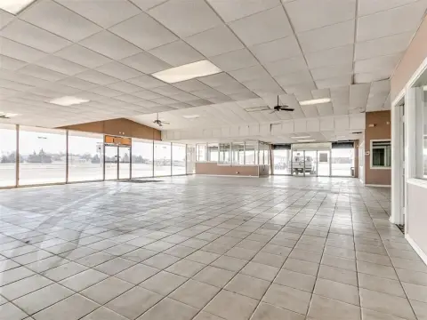 Commercial Showroom in Moore, OK