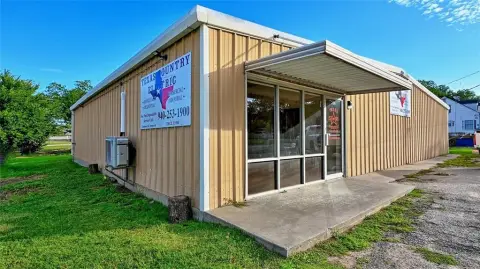 Bowie Warehouse on 0.85 Acres