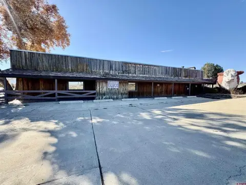 Restaurant and Bar on Large Lot