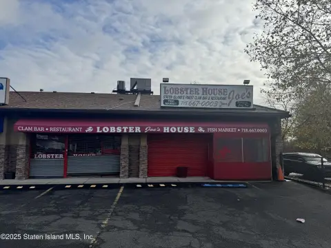 Retail Space on Hylan Boulevard