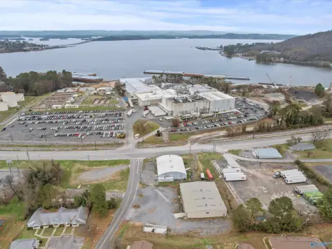 Guntersville Warehouse on Large Lot