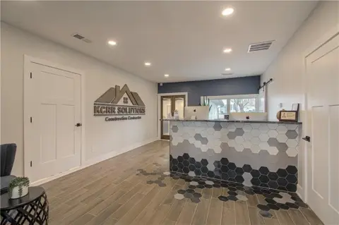 Versatile Commercial Property in Lee's Summit