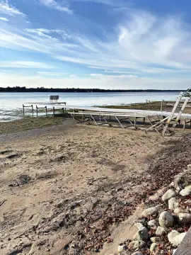 Land on Van Ettan Lake