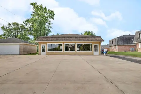 Versatile Commercial Building in Streator