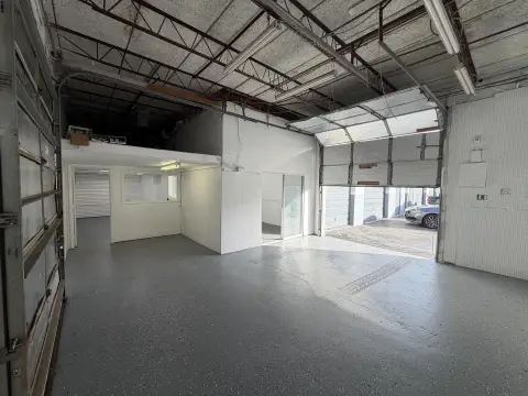 Versatile Industrial Space in Deerfield