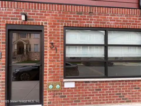 Storefront in High Traffic Area