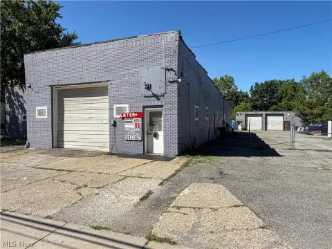 Automotive Service Property with Vehicle Lift