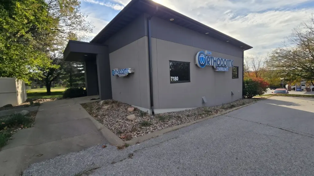 7180 Hickman Rd, Windsor Heights, IA 50324