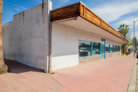 Expansive Commercial Building in Taft