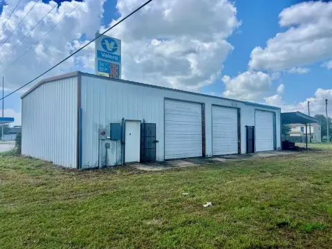 Versatile Warehouse on High-Traffic Highway