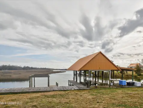 Waterfront Lot with Boat Wells