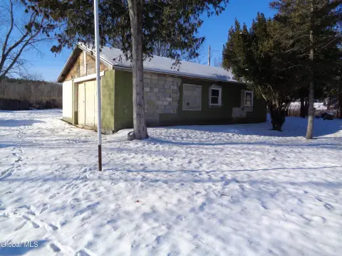 Land with Garage in Altamont