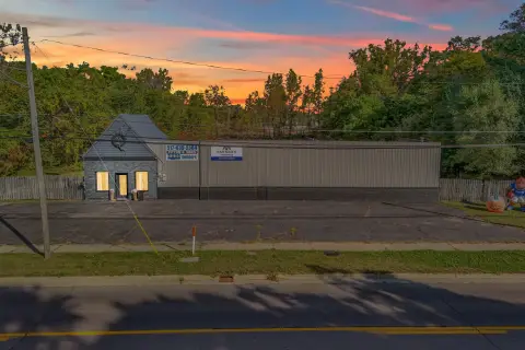 Adaptable Building on High-Traffic Site