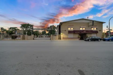 Versatile Commercial Facility in Chicago