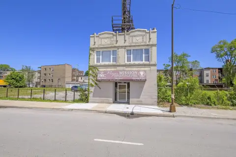 Chicago Mixed-Use Building For Sale