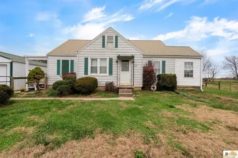 Cape Cod Farmhouse on Acreage