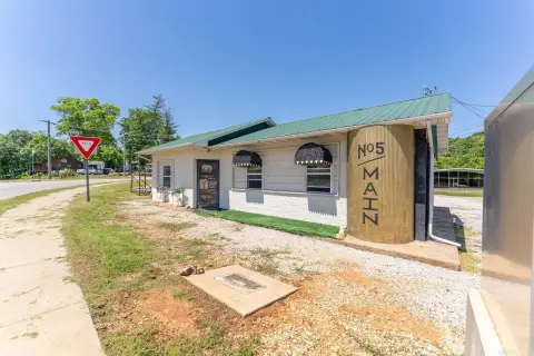 Freestanding Storefront Property