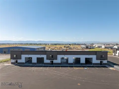 New Belgrade Warehouse with Flexible Space